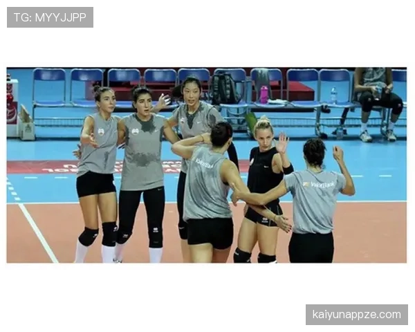 朱婷训练完啃鸡腿的样子，和赛场上杀气腾腾的她真是同一个人？